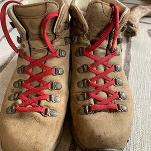 Women’s Zamberlan hiking boots size 6.